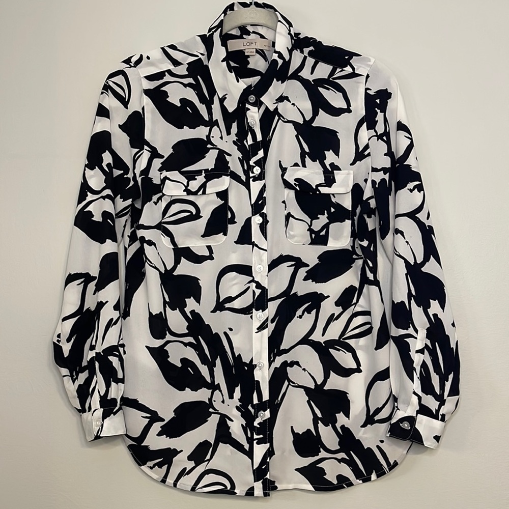 LOFT buttons down shirt